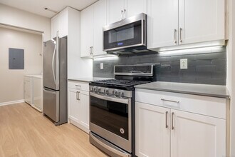 100 Avalon Dr W in New Canaan, CT - Building Photo - Building Photo