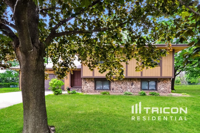 property at 16691 N Hillcrest Ct