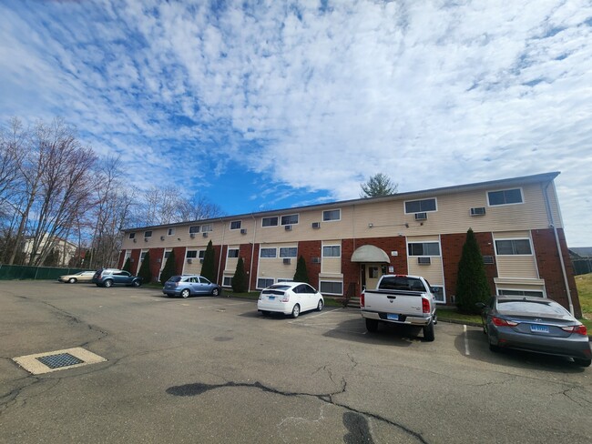 Spring Garden Condominiums in West Haven, CT - Building Photo - Building Photo