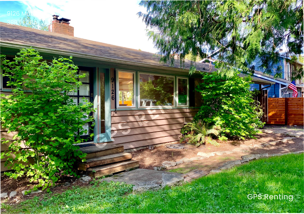 9126 Matthews Ave NE in Seattle, WA - Building Photo
