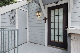 3420 Country Club Dr W, Unit 214 in Irving, TX - Building Photo - Building Photo