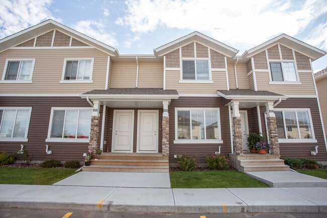 Belmont Townhomes in Sylvan Lake, AB - Building Photo - Building Photo