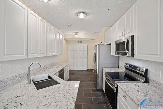 5050 Holly Ln N in Plymouth, MN - Building Photo - Building Photo