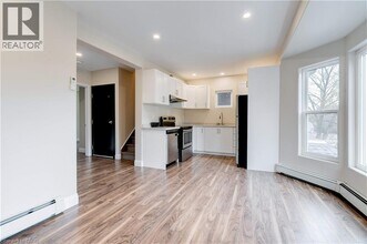 152 Sanford Ave S in Hamilton, ON - Building Photo - Building Photo