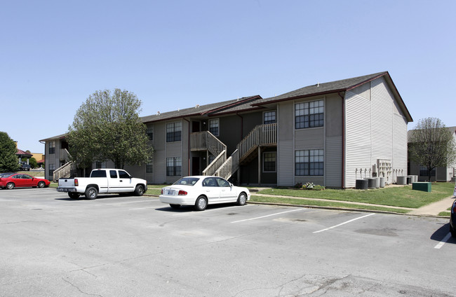 Twin Oaks Apartments in Claremore, OK - Building Photo - Building Photo