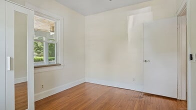 75 W Parish Rd in Westport, CT - Building Photo - Building Photo