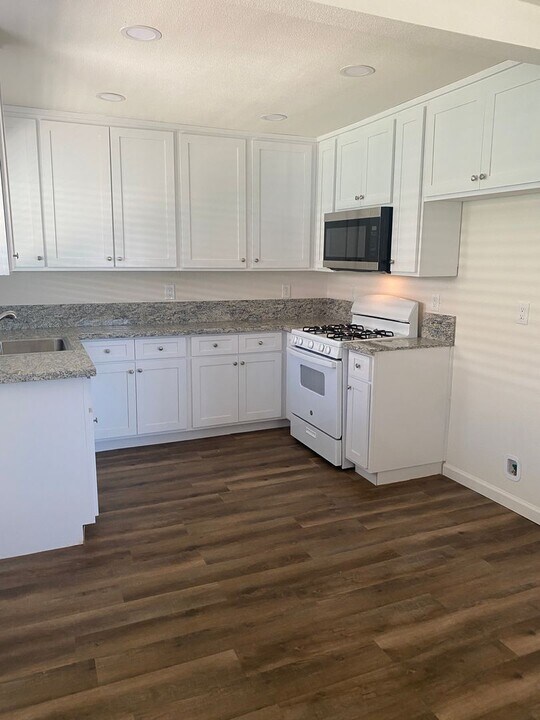 16018 Schendel Ave in Delhi, CA - Building Photo