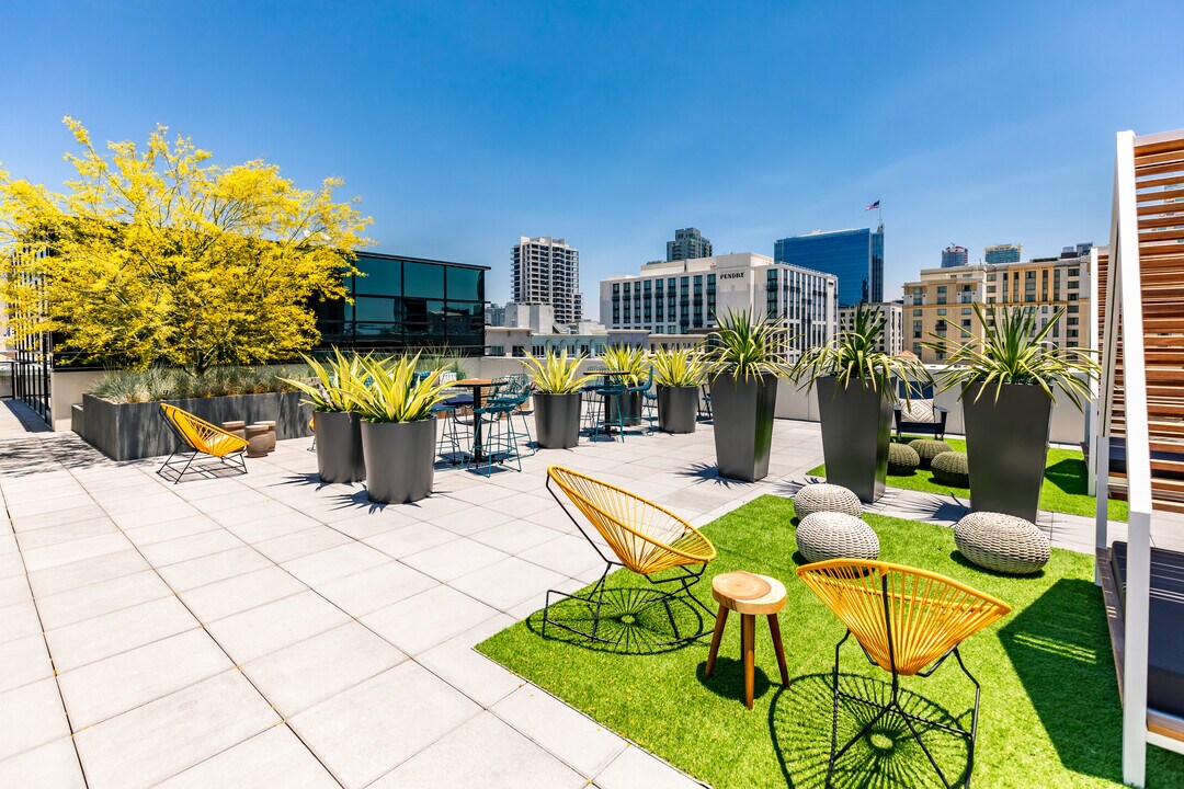 4th + J in San Diego, CA - Foto de edificio