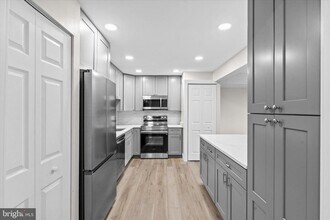 3800 Powell Ln in Falls Church, VA - Building Photo - Building Photo