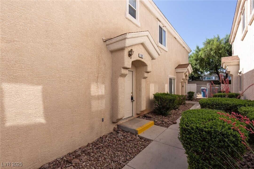 6345 Rusticated Stone Ave in Henderson, NV - Building Photo