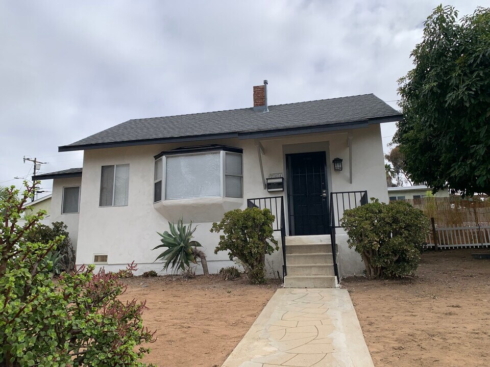 704 N Clementine St, Unit House in Oceanside, CA - Building Photo