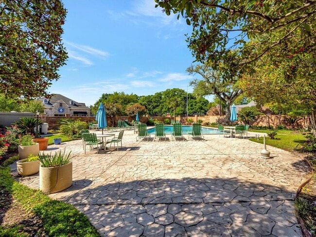 property at 1601 S Shepherd Dr