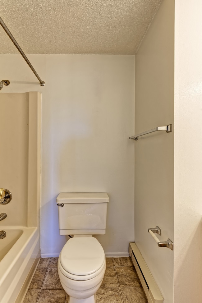 Burgundy Apartments in Middletown, CT - Building Photo - Building Photo