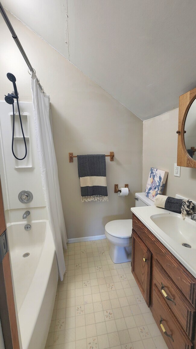 2242 E Maple Ave in Grand Blanc, MI - Building Photo - Building Photo