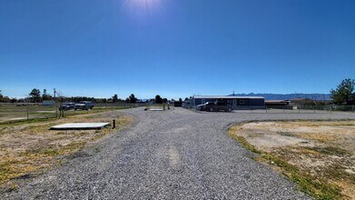 1611 E Gamebird Rd, Unit C in Pahrump, NV - Foto de edificio - Building Photo