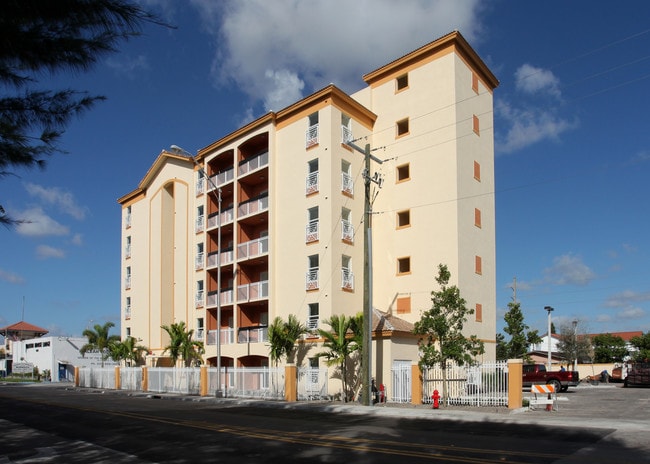 Villa Luna in Hialeah, FL - Building Photo - Building Photo