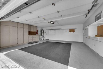 2004 Canterbury Dr in Las Vegas, NV - Building Photo - Building Photo