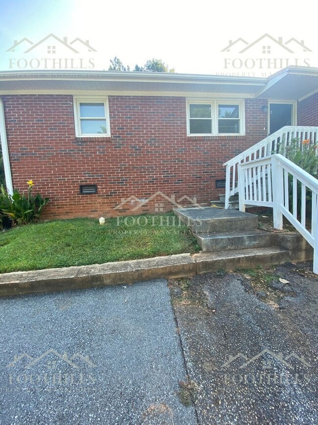 202 Kennemore St in Central, SC - Building Photo - Building Photo