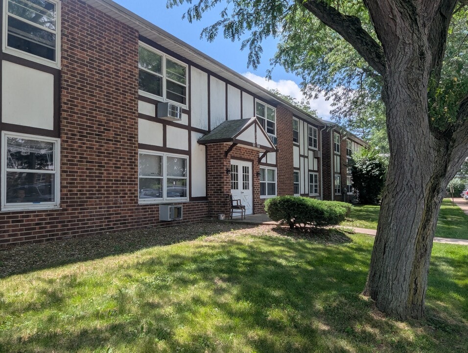 Ashbury Court in Dekalb, IL - Foto de edificio