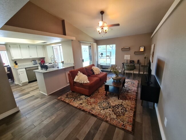 7944 W Charter Oak Rd in Peoria, AZ - Foto de edificio - Building Photo