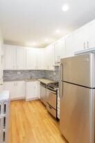 520 W Cornelia Ave, Unit 210 in Chicago, IL - Building Photo