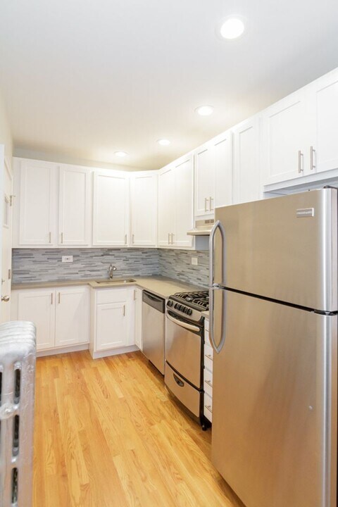 520 W Cornelia Ave, Unit 210 in Chicago, IL - Building Photo
