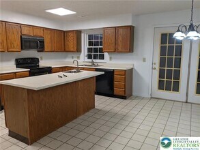 1825 Falcon Dr in Bethlehem, PA - Building Photo - Building Photo