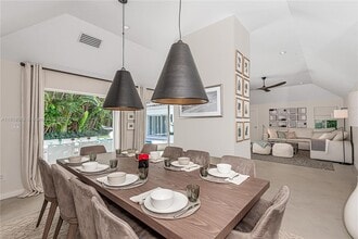 375 Harbor Ct in Key Biscayne, FL - Foto de edificio - Building Photo