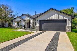 8302 Kromer St in Austin, TX - Building Photo