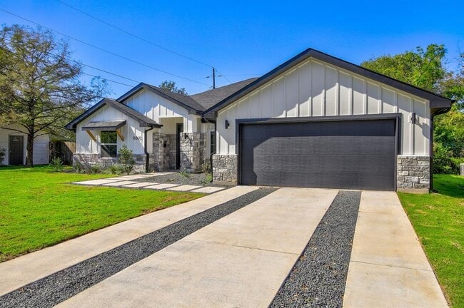 8302 Kromer St in Austin, TX - Building Photo - Building Photo