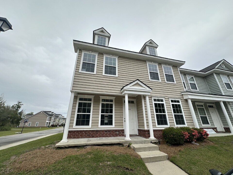 712 Tattnall Dr in Hinesville, GA - Building Photo