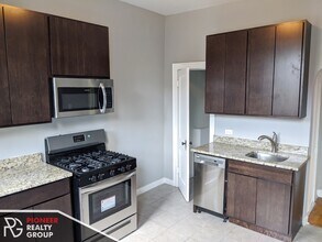 2259 W Hirsch St, Unit 2259-1W in Chicago, IL - Building Photo - Building Photo