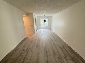 4633 Vermont Pl, Unit 209 in Los Angeles, CA - Building Photo - Building Photo