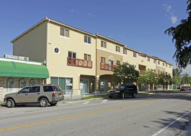 Royal Poincianna Village in Miami Springs, FL - Building Photo - Building Photo