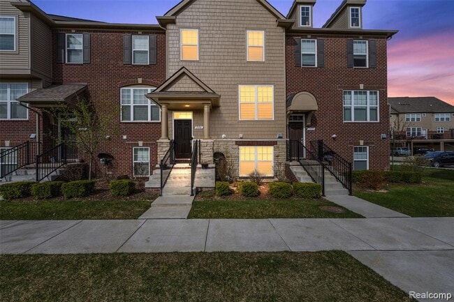 property at 2884 Glenbar Cir