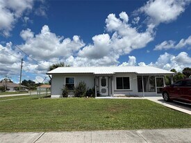 4010 Grobe St in North Port, FL - Building Photo