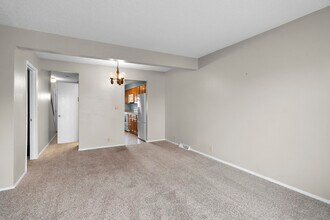 2711 St Francis Dr in Waterloo, IA - Building Photo - Building Photo