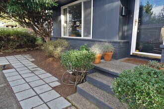 7214 SW 10th Ave in Portland, OR - Building Photo - Building Photo