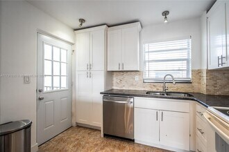 7850 Byron Ave in Miami Beach, FL - Building Photo - Building Photo