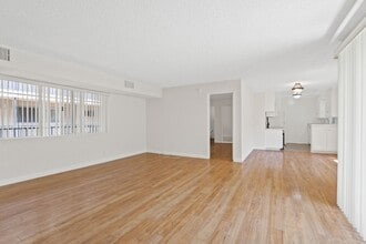 12246 Montana Ave in Los Angeles, CA - Foto de edificio - Building Photo