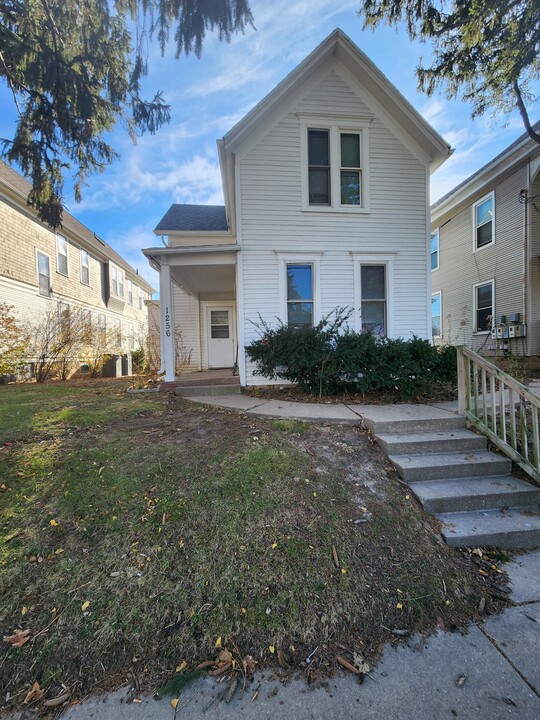 1256 University Ave in Dubuque, IA - Foto de edificio