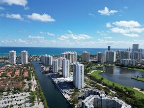 3675 N Country Club Dr in Aventura, FL - Building Photo - Building Photo