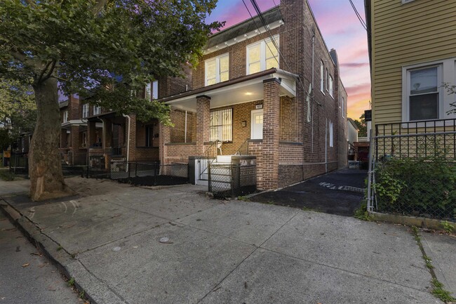 165 Van Nostrand Ave in Jersey City, NJ - Building Photo - Building Photo