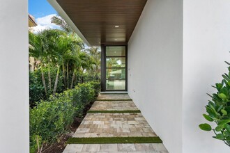 326 NE Wavecrest Way in Boca Raton, FL - Foto de edificio - Building Photo