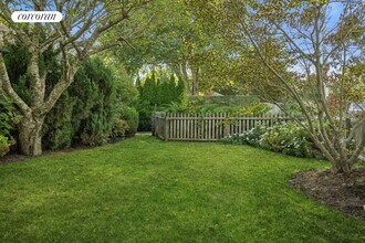 62 Middle Pond Rd in Southampton, NY - Building Photo - Building Photo