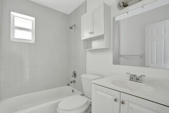 3221 NE 7th Ave in Pompano Beach, FL - Foto de edificio - Building Photo