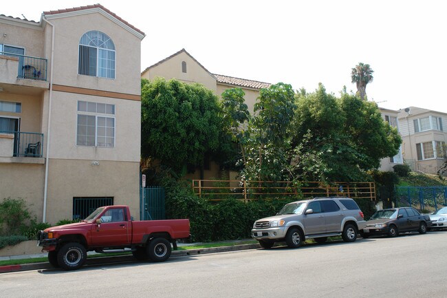 112 S Coronado St in Los Angeles, CA - Foto de edificio - Building Photo