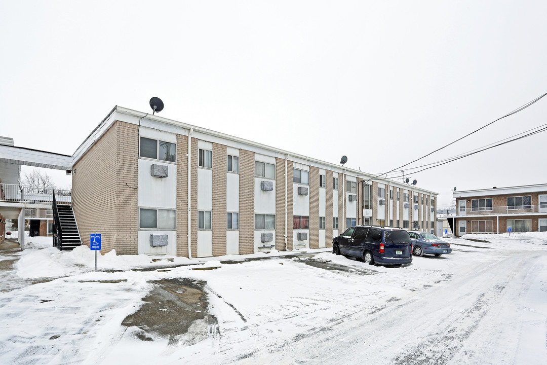 Arrowhead Mall Apartments in Waterford, MI - Building Photo