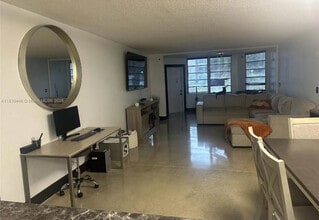 1701 NE 191st St, Unit 116 in Miami, FL - Foto de edificio - Building Photo