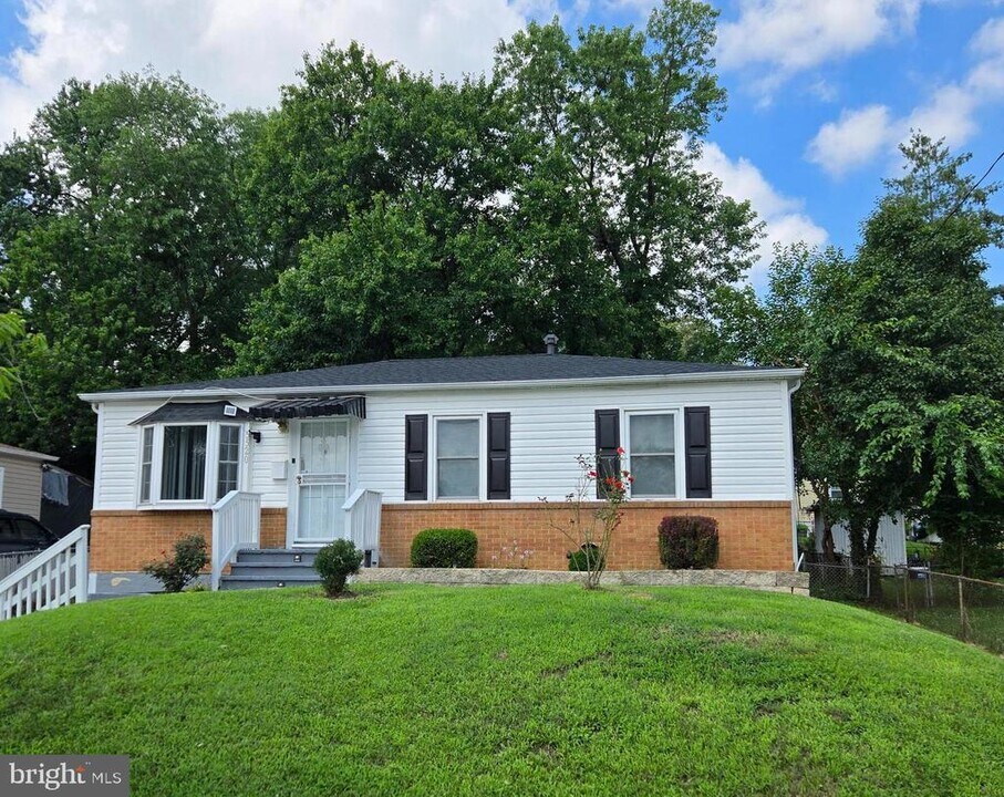 5520 Duchaine Dr in Lanham, MD - Building Photo